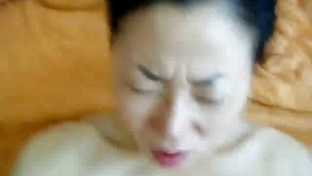 Odlično. :  Vruća porno film masaza azijska beba se žestoko jebe bočno na kauču Seksi video 